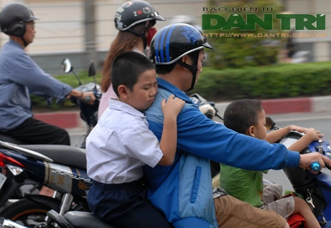 Cha mẹ nên quan tâm đến con cái hơn khi tham gia giao thông