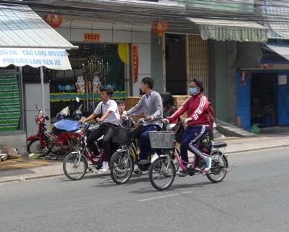 Cha mẹ nên quan tâm đến con cái hơn khi tham gia giao thông