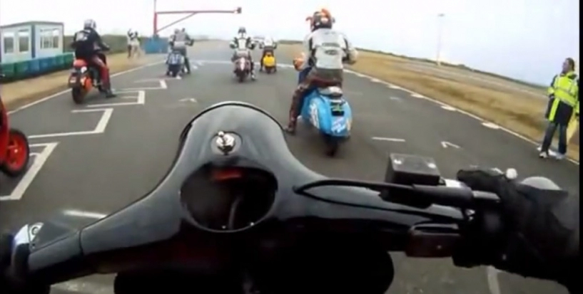 clip cận cảnh đua xe vespa ngay trong trường đua