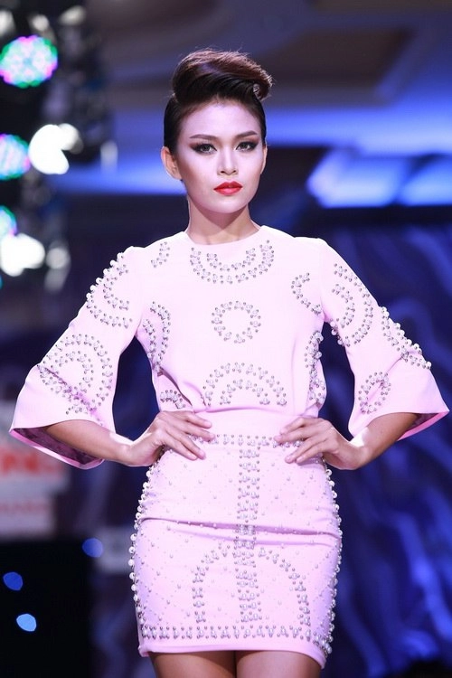 Diễm my 9x khoe 2 vòng táo bạo trên sàn catwalk