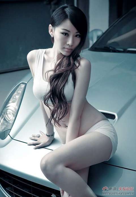 Đọ sức với siêu xe người đẹp khoe hình xăm