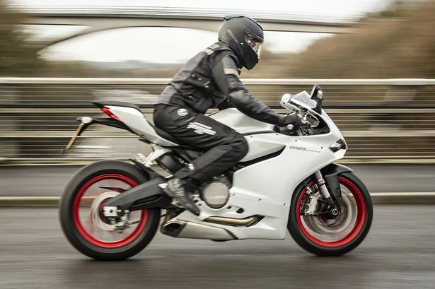 Ducati 899 suýt rớt nài khi tông vật thể lạ