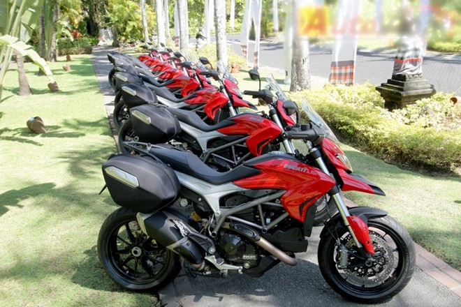 Ducati hyperstrada giá 400 triệu tại việt nam