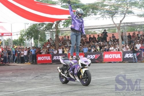 Giao lưu ngắn với nữ stunter xinh đẹp người mỹ