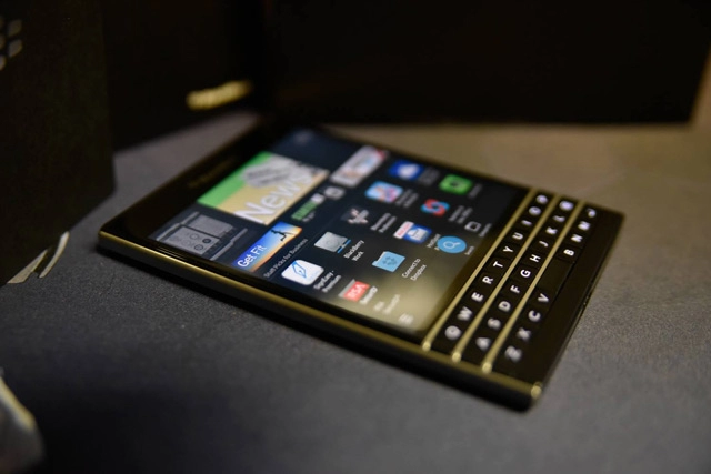 Hình ảnh blackberry passport thực tế ở việt nam