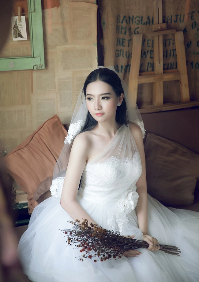 Hot girl có gương mặt đẹp như búp bê