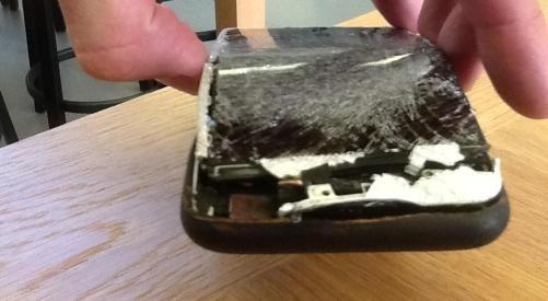 Iphone 6 bốc cháy dữ dội trong túi