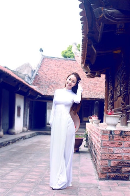 Jennifer phạm mặc áo dài trắng đi chùa ngày tết