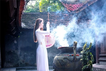 Jennifer phạm mặc áo dài trắng đi chùa ngày tết