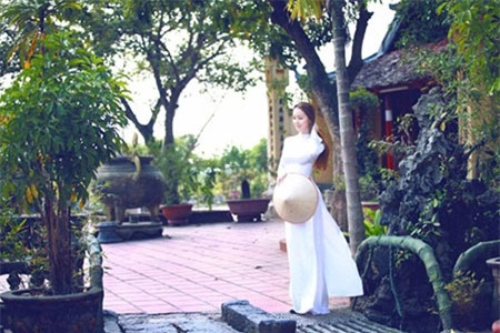 Jennifer phạm mặc áo dài trắng đi chùa ngày tết