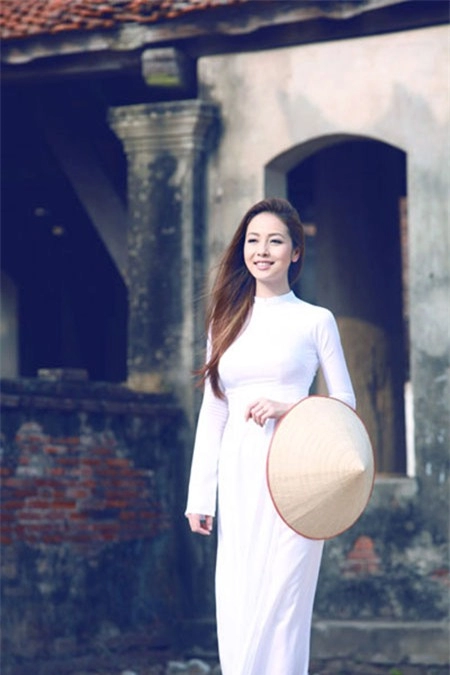 Jennifer phạm mặc áo dài trắng đi chùa ngày tết