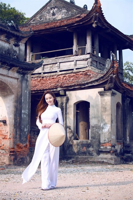 Jennifer phạm mặc áo dài trắng đi chùa ngày tết