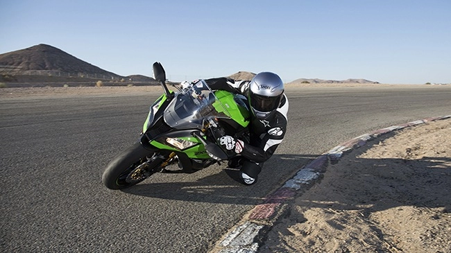 Kawasaki ninja zx-10r sức mạnh tiềm ẩn của thể loại 1000cc