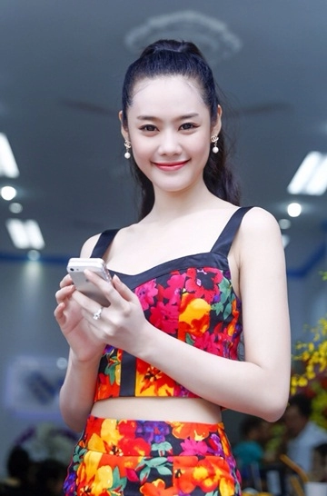 Linh chi khoe eo thon với váy hoa màu sắc