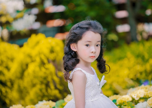 Mẫu nhí 6 tuổi đắt show như người lớn