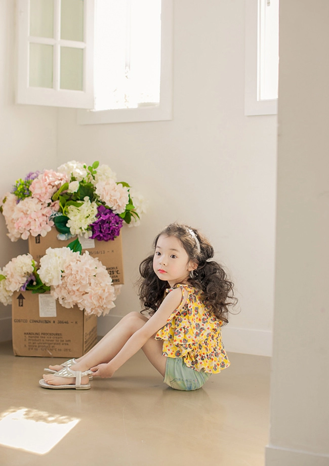Mẫu nhí 6 tuổi đắt show như người lớn