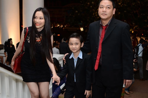 Mỹ nhân showbiz vẫn hạnh phúc với 2 lần đò