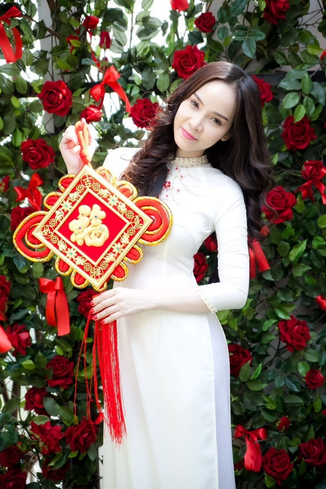 Ngọc bích nhẹ nhàng áo dài nữ sinh đón năm mới