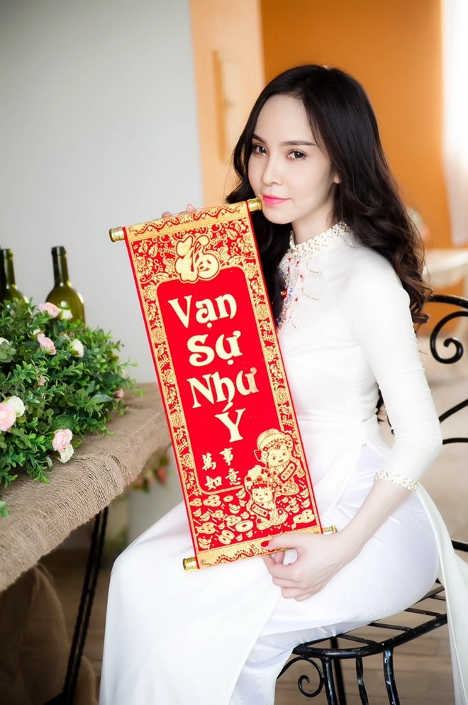 Ngọc bích nhẹ nhàng áo dài nữ sinh đón năm mới