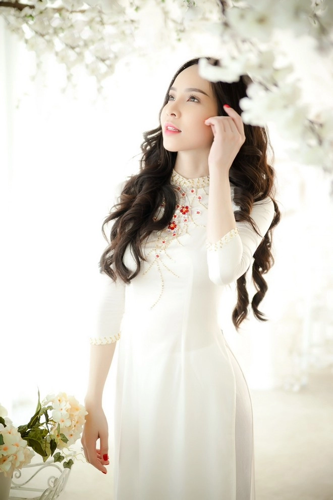 Ngọc bích nhẹ nhàng áo dài nữ sinh đón năm mới