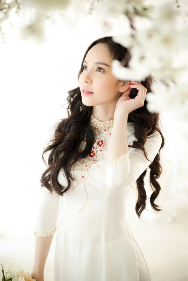 Ngọc bích nhẹ nhàng áo dài nữ sinh đón năm mới