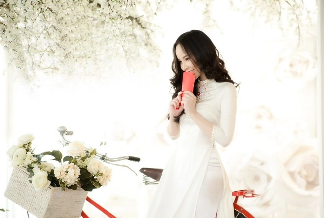 Ngọc bích nhẹ nhàng áo dài nữ sinh đón năm mới