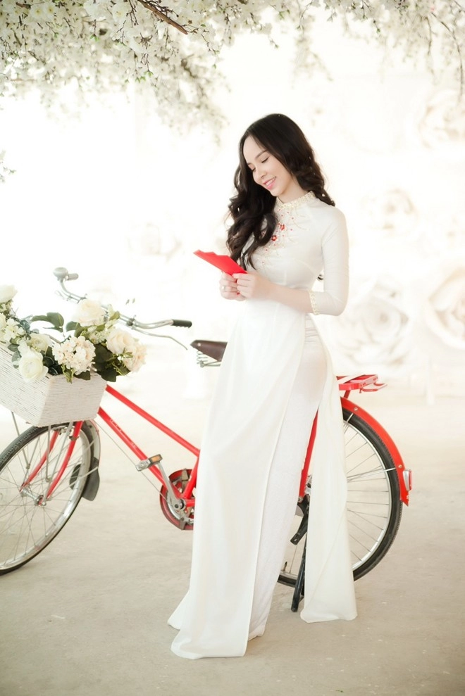 Ngọc bích nhẹ nhàng áo dài nữ sinh đón năm mới
