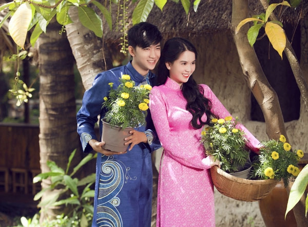 Ngọc trinh e ấp áo dài bên trai trẻ võ cảnh