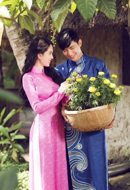 Ngọc trinh e ấp áo dài bên trai trẻ võ cảnh