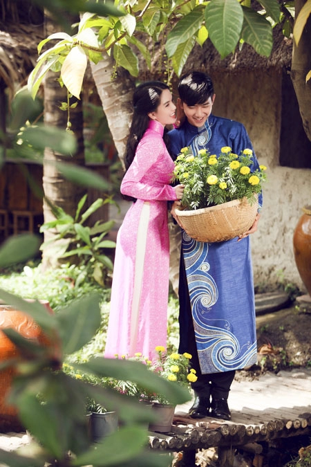 Ngọc trinh e ấp áo dài bên trai trẻ võ cảnh