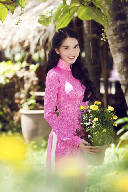 Ngọc trinh e ấp áo dài bên trai trẻ võ cảnh