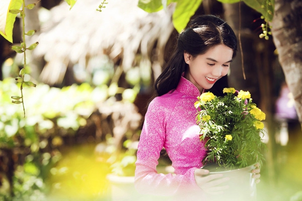 Ngọc trinh e ấp áo dài bên trai trẻ võ cảnh
