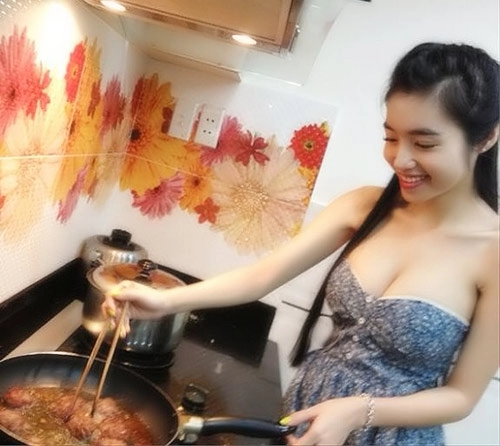 Người đẹp vào bếp cũng tích cực sexy