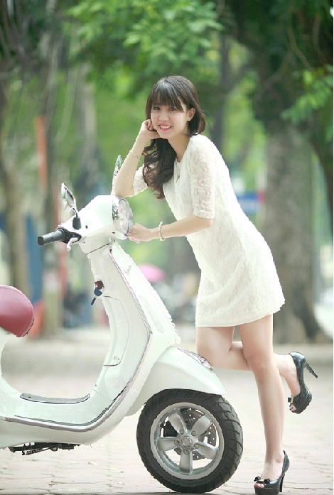 Người đẹp việt nhẹ nhàng cùng vespa primavera