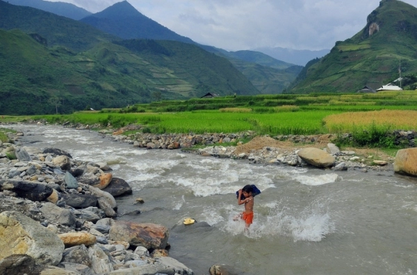 Những nụ cười vô tư của trẻ thơ vùng tây bắc