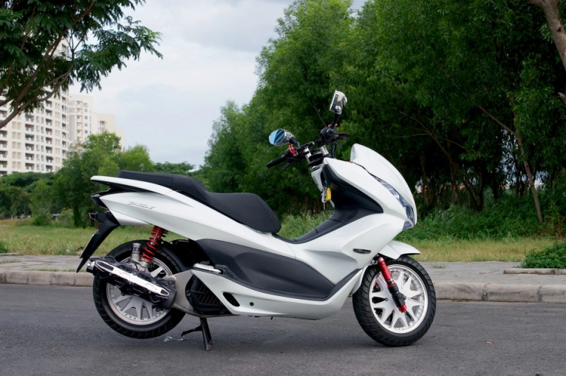 Pcx - áo trắng ngời sáng tương lai