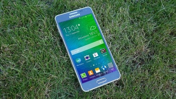 Samsung galaxy a3 dự bán với mức giá 400usd