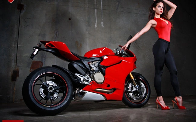 Siêu mãnh thú ducati 1199 panigale sexy cùng kiều nữ