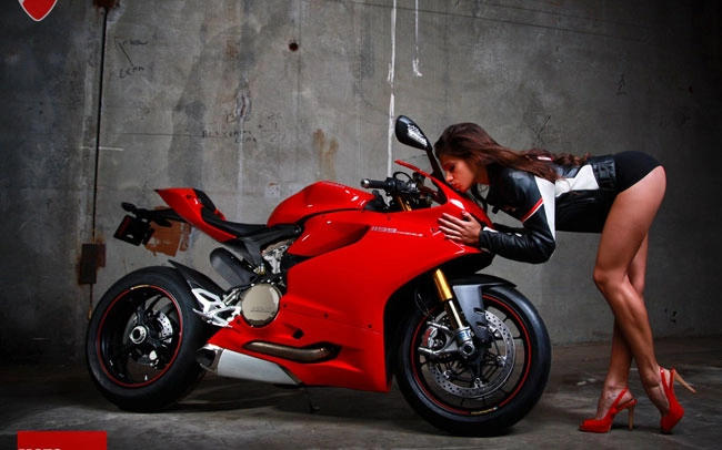 Siêu mãnh thú ducati 1199 panigale sexy cùng kiều nữ