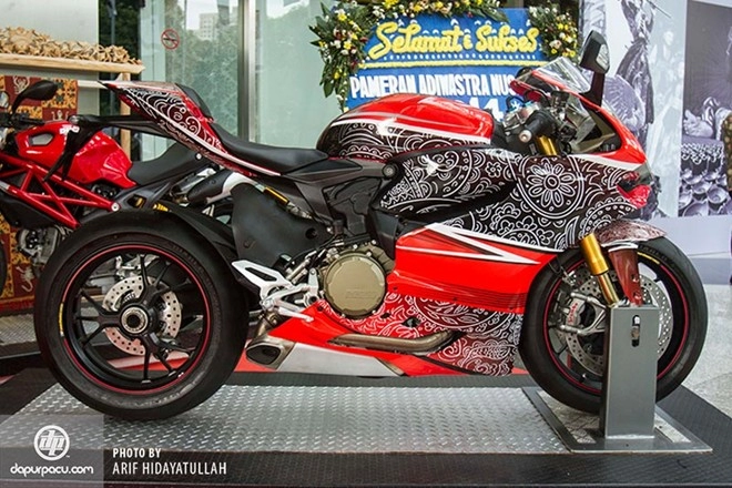 Siêu mô tô ducati trang trí hoa văn độc đáo