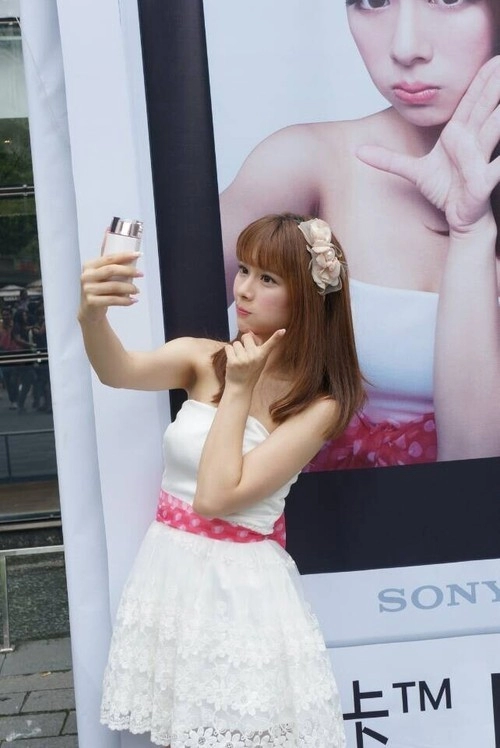 Sony giới thiệu máy ảnh mới chuyên dành cho selfie