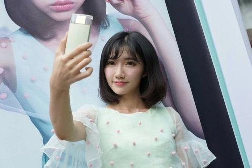 Sony giới thiệu máy ảnh mới chuyên dành cho selfie