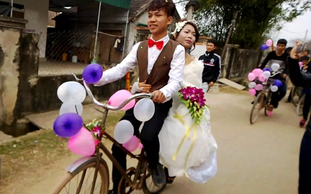 Tâm sự của chú rể rước dâu bằng xe đạp cà tàng
