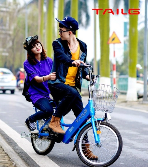 Teen việt cực dễ thương bên cạnh xe đạp điện hàn quốc tailg