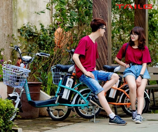 Teen việt cực dễ thương bên cạnh xe đạp điện hàn quốc tailg