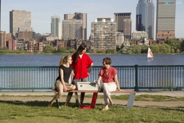 Thành phố boston cung cấp sạc điện thoại miễn phí sử dụng năng lượng mặt trời