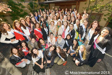 Thời trang miana cùng hương trâm tại miss international