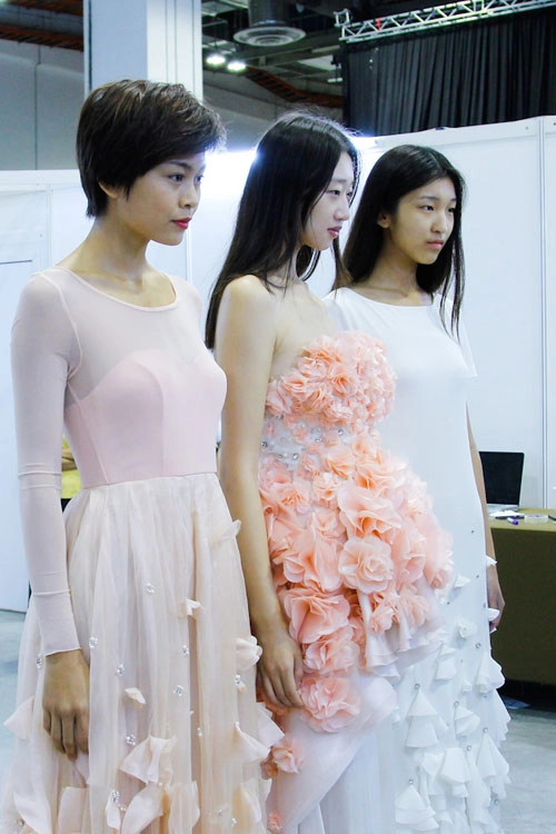 tiểu long nữ đến xem thí sinh vntm catwalk