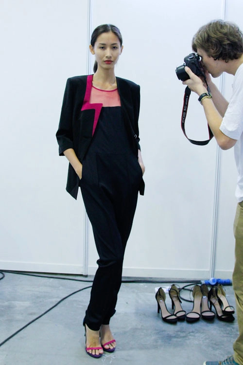 tiểu long nữ đến xem thí sinh vntm catwalk