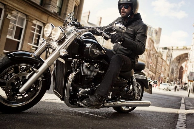 Triumph ra mắt 2 mẫu mới thunderbird commander và lt